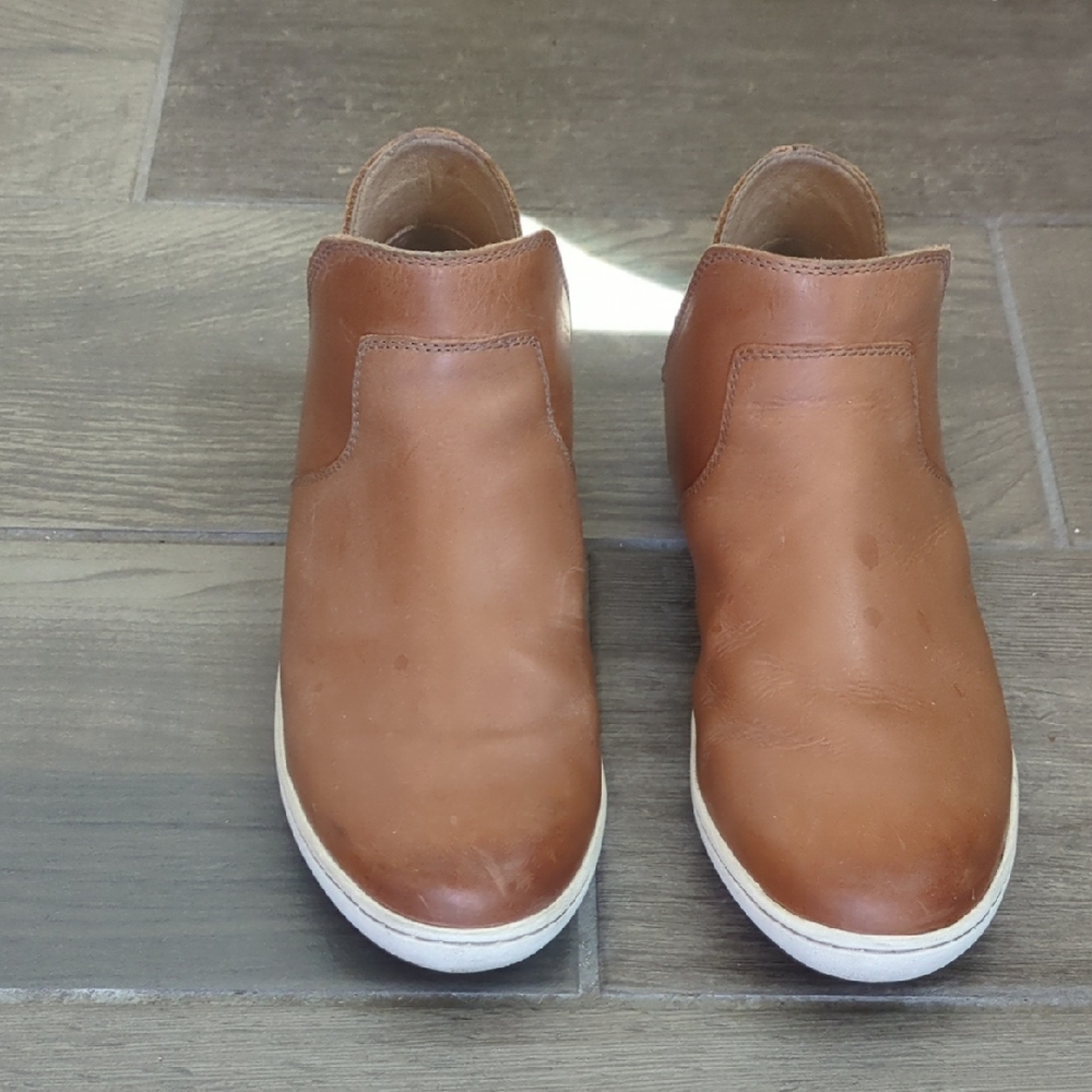 Taos Footwear Brown Leather Slip-On Sneakers